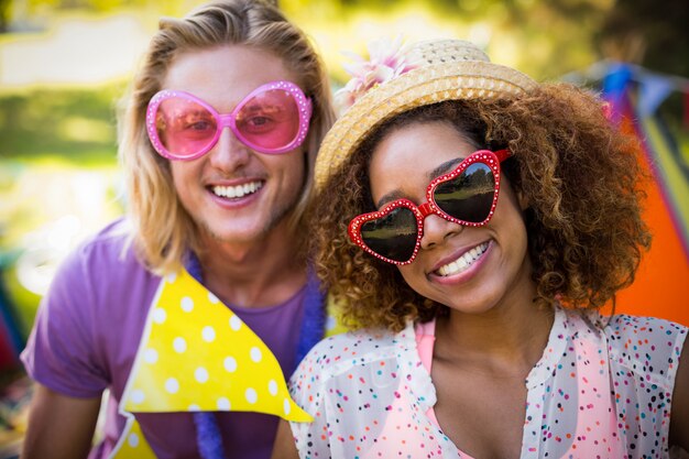 Foto amici che sorridono nel parco