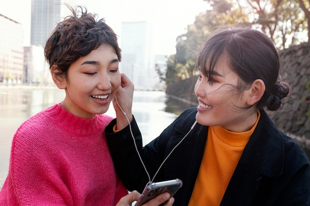 写真 屋外で一緒に時間を過ごす友達