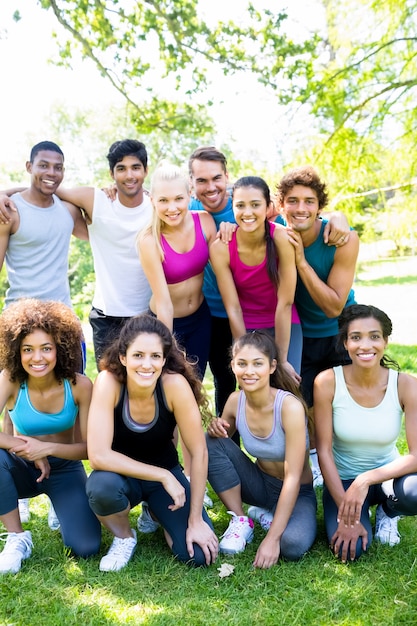 Foto amici in abbigliamento sportivo al parco