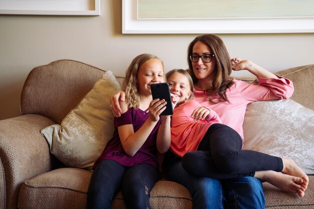 Photo friends standing on sofa at home