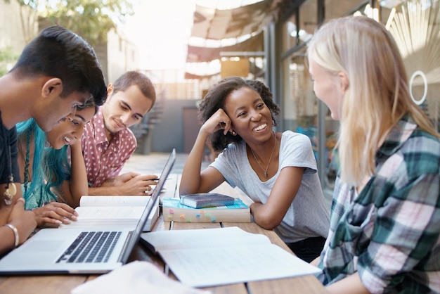 Foto amici che studiano al campus