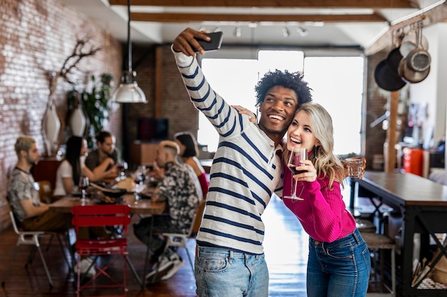 Amici che si fanno un selfie a una festa