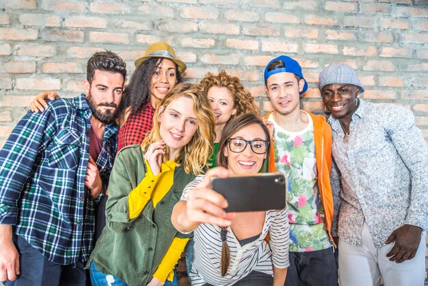 Foto amici che prendono selfie