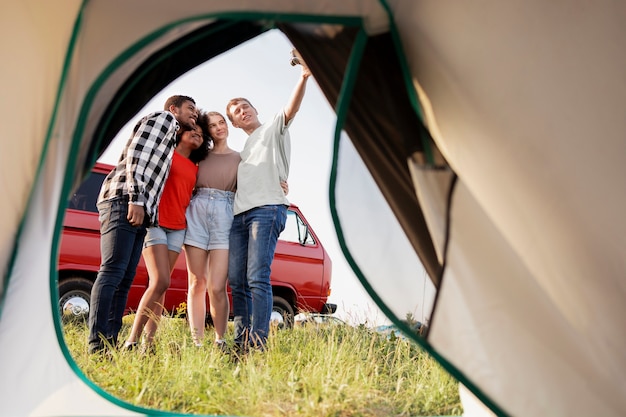 Amici che si fanno selfie a tutto campo