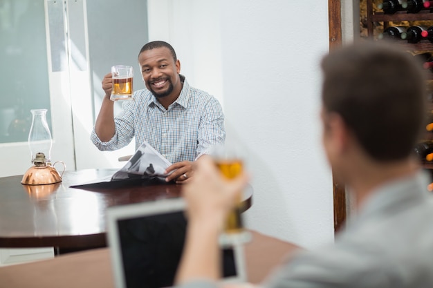 맥주 잔을 홀 짝하는 친구