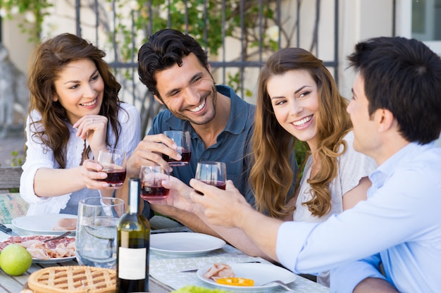 友達のワイングラスで乾杯