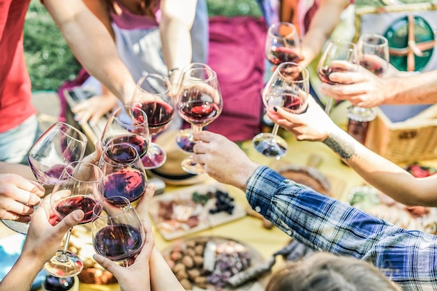 Photo friends toasting wineglasses