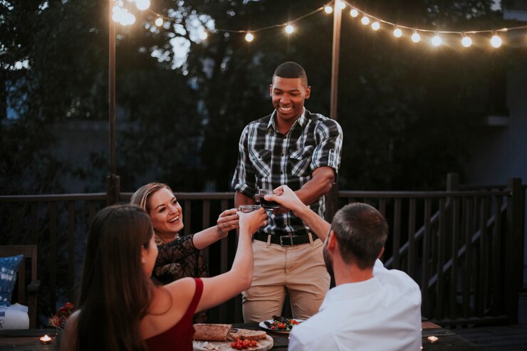 Photo friends toasting with red wine