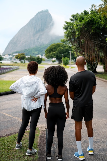 Photo friends training  together outdoors