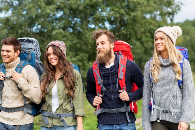 Foto amici o viaggiatori con zaini in escursione