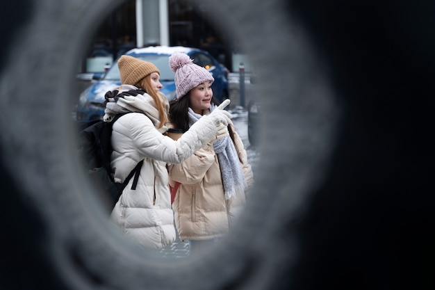 Foto amici che viaggiano insieme in inverno