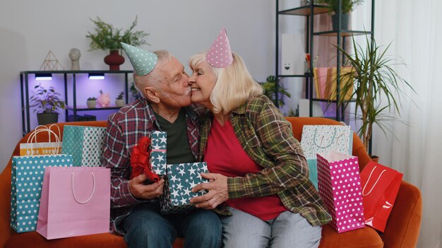 Foto amici che usano il tablet digitale seduti sul divano a casa