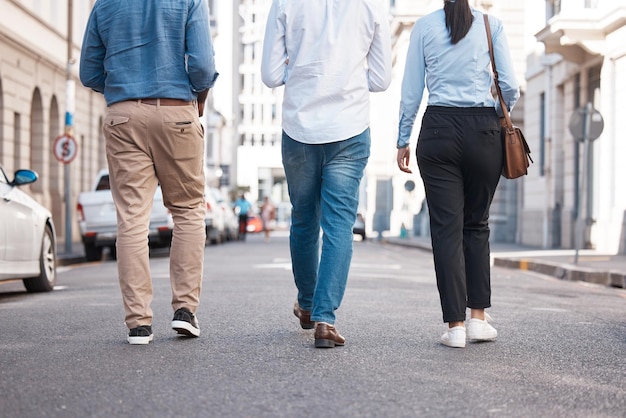 Foto amici che camminano e città con una donna e un uomo in una passeggiata insieme fuori città amicizia si spostano e viaggiano con un gruppo di amici all'aperto in città per esplorazioni e visite turistiche durante il giorno