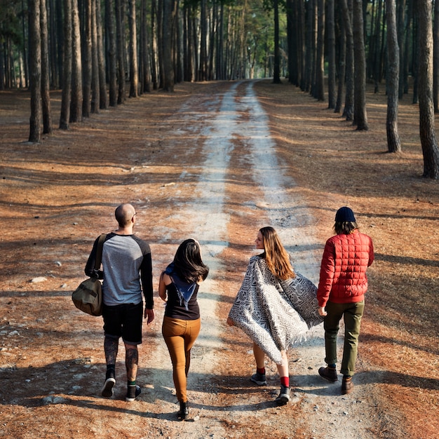 Foto amici che camminano esplorando all'aperto concetto