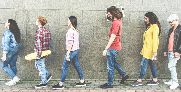 Photo friends walking on footpath