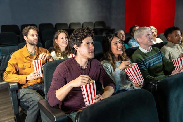 友達が映画館でポップコーンを食べて映画を見て楽しんでいる