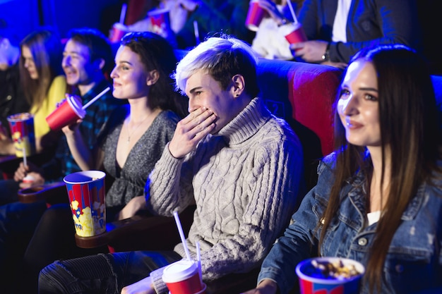 映画館で映画を見ている友人