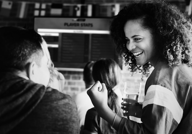 Foto gli amici guardano gli sport in un bar