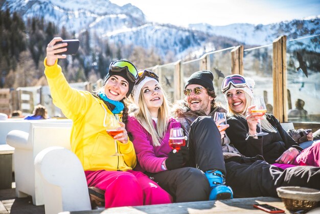 Amici durante le vacanze invernali