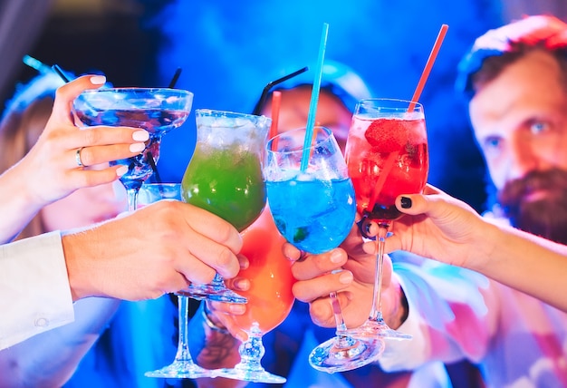 Foto amici con cocktail drink a una festa.