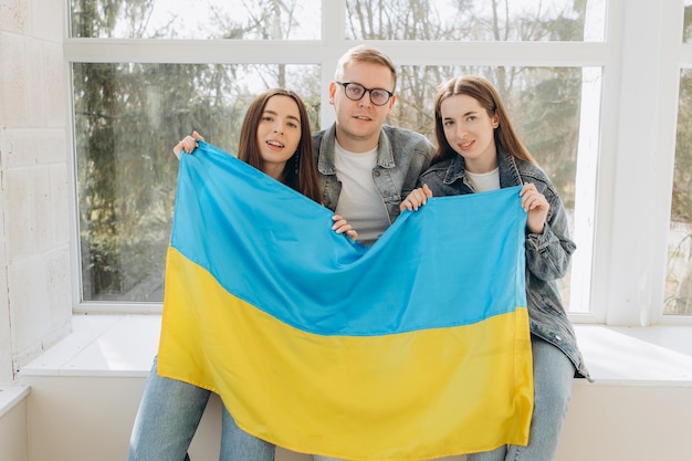 ウクライナの旗を持った友達ウクライナで戦争をやめろ