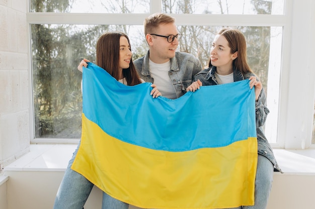 ウクライナの旗を持つ友人ウクライナで戦争をやめろ