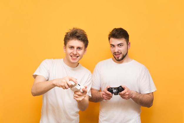 Friends with joysticks in their hands are on yellow