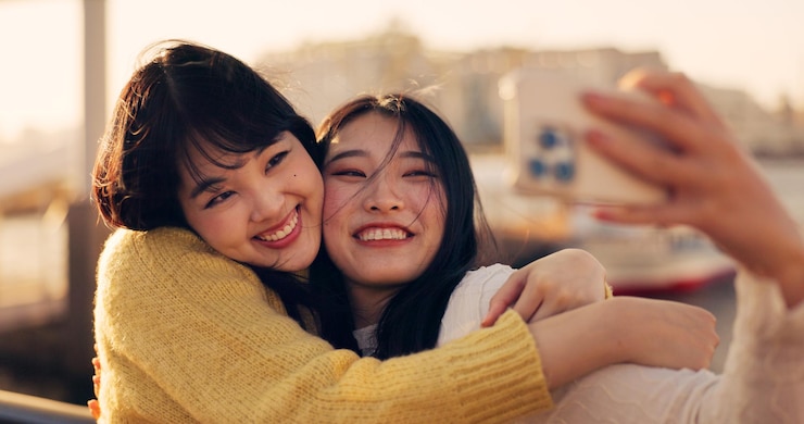 Photo 友達とセルフィーで抱きしめる 日本のインフルエンサーチーム 思い出とソーシャルメディアの投稿 幸せ 友情の出会い 京都で旅行と笑顔 写真写真と冒険