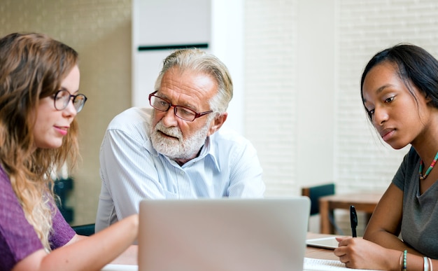 Amici che lavorano riunione di discussione che divide concetto di idee