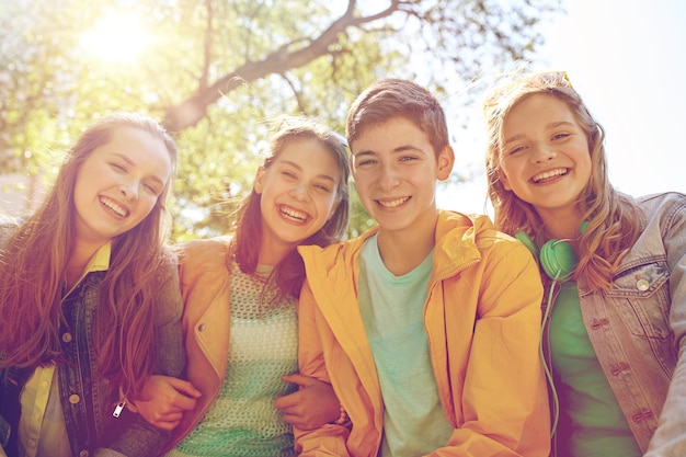 写真 友情と人々 のコンセプト - 幸せな 10 代の学生や屋外の友人のグループ