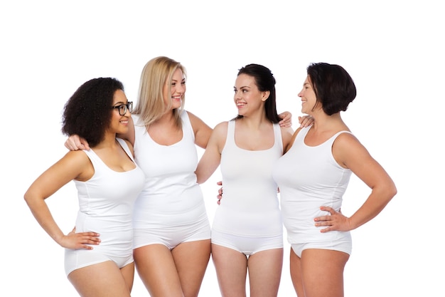 友情、美しさ、体の肯定的な人々 の概念 - 白い下着で異なる幸せな女性のグループ