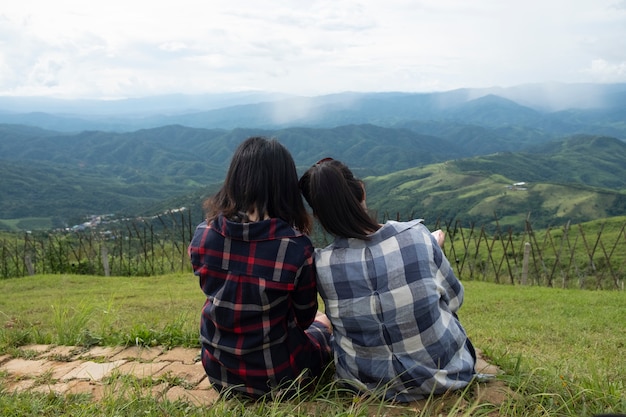 사진 친구 간의 우정. 보기에 앉아 두 여자