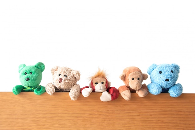 Photo friendship -the gang of teddy bears and monkeys are hanging on the wood