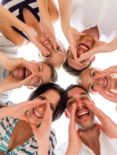 Foto concetto di amicizia, felicità e persone - amici sorridenti in cerchio