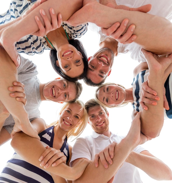 Foto concetto di amicizia, felicità e persone - amici sorridenti in cerchio