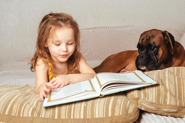 子供と愛犬の間の友情と愛