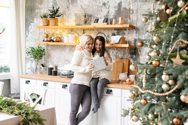 ママと娘の友情と愛。家族の価値。クリスマスを祝う準備。クリスマス ツリーの飾り。母と娘の良好な関係を築く。