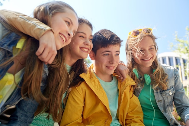 Concetto di amicizia e persone - gruppo di studenti o amici adolescenti felici all'aperto