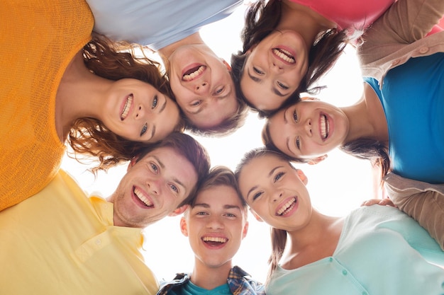 우정, 청소년 및 사람들 - 서클에서 웃는 십대 그룹
