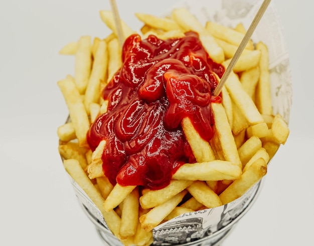 Cono di patatine fritte con ketchup pronto per l'uso