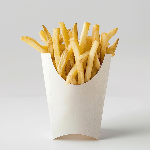 Fries in een witte kartonnen doos op een witte achtergrond