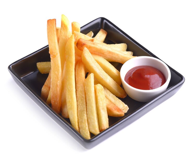 Fries met ketchup op witte achtergrond