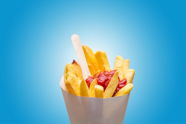 Fries met ketchup.