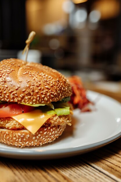 Foto combinazione di patatine fritte e sancwich nel piatto.