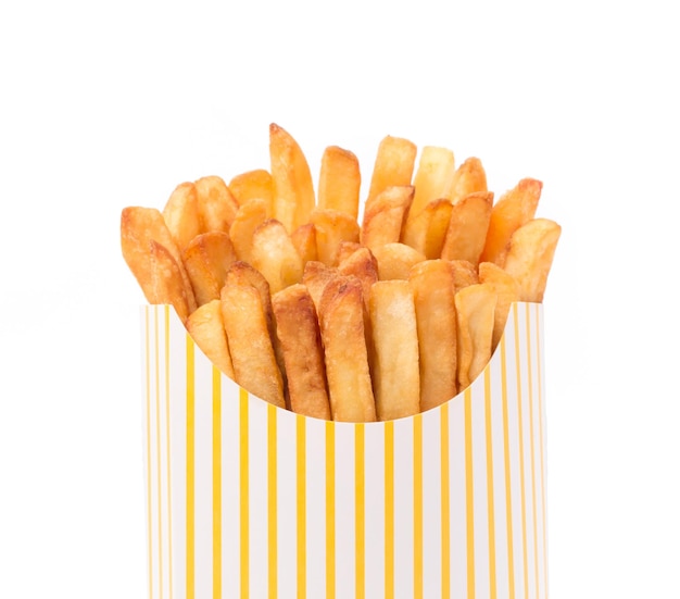 Foto frieten in een gele papieren zak geïsoleerd op een witte achtergrond