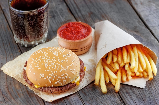 Frieten in een krant met cheeseburger en cola