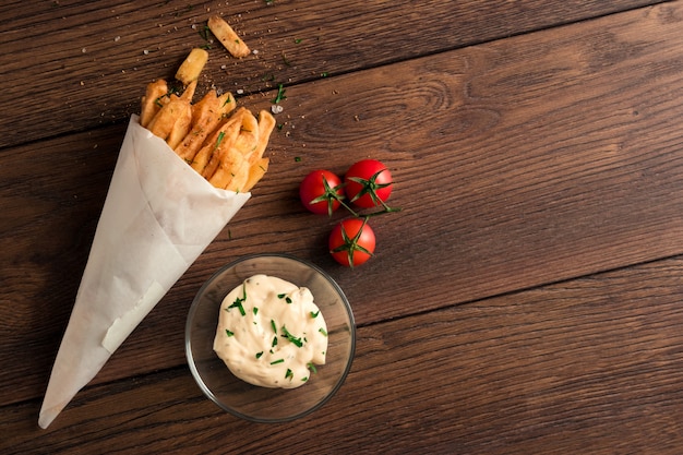 Frieten, in een papieren zak op hout