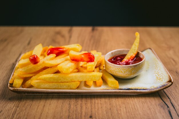 Frieten met ketchup op een plaat