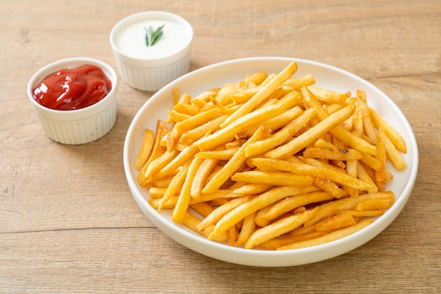 Frieten of chips met zure room en ketchup