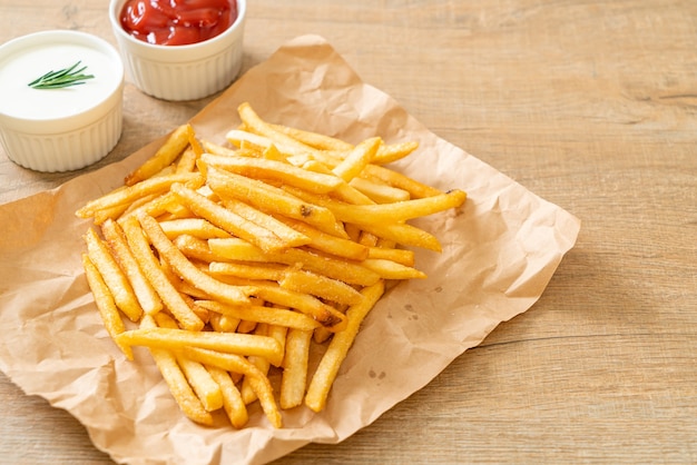 Frieten of chips met zure room en ketchup